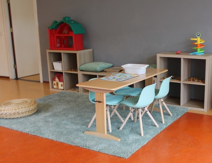 Speelhoek met poppenhuis en kleine tafel op locatie Skager Rak