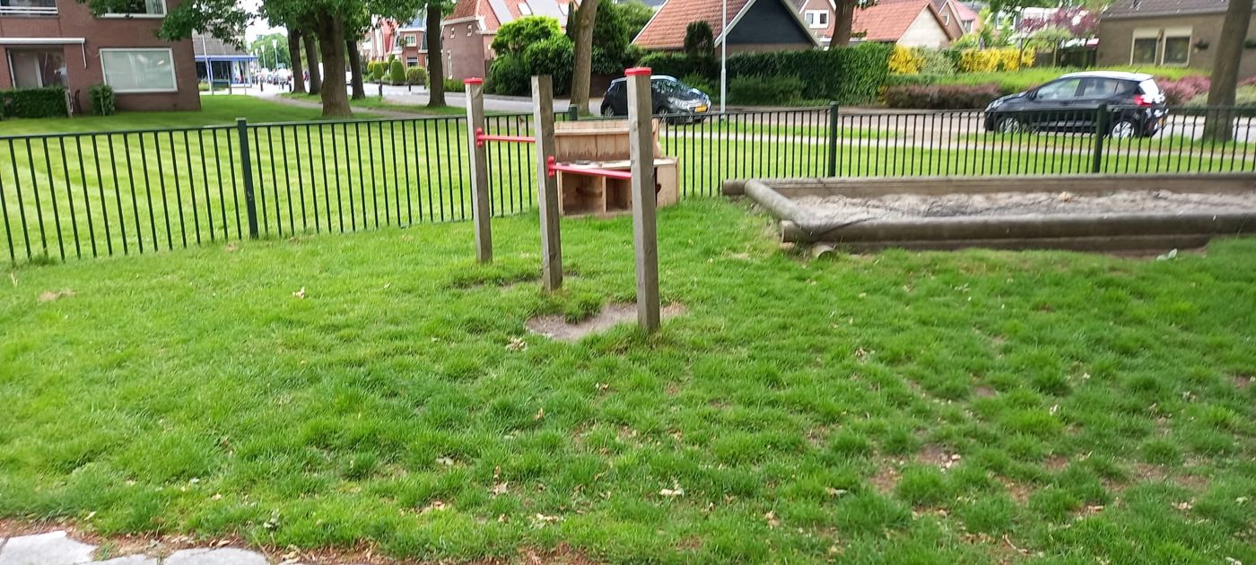 Buitenspeelplaats met gras en zandbak bij locatie Breehorn