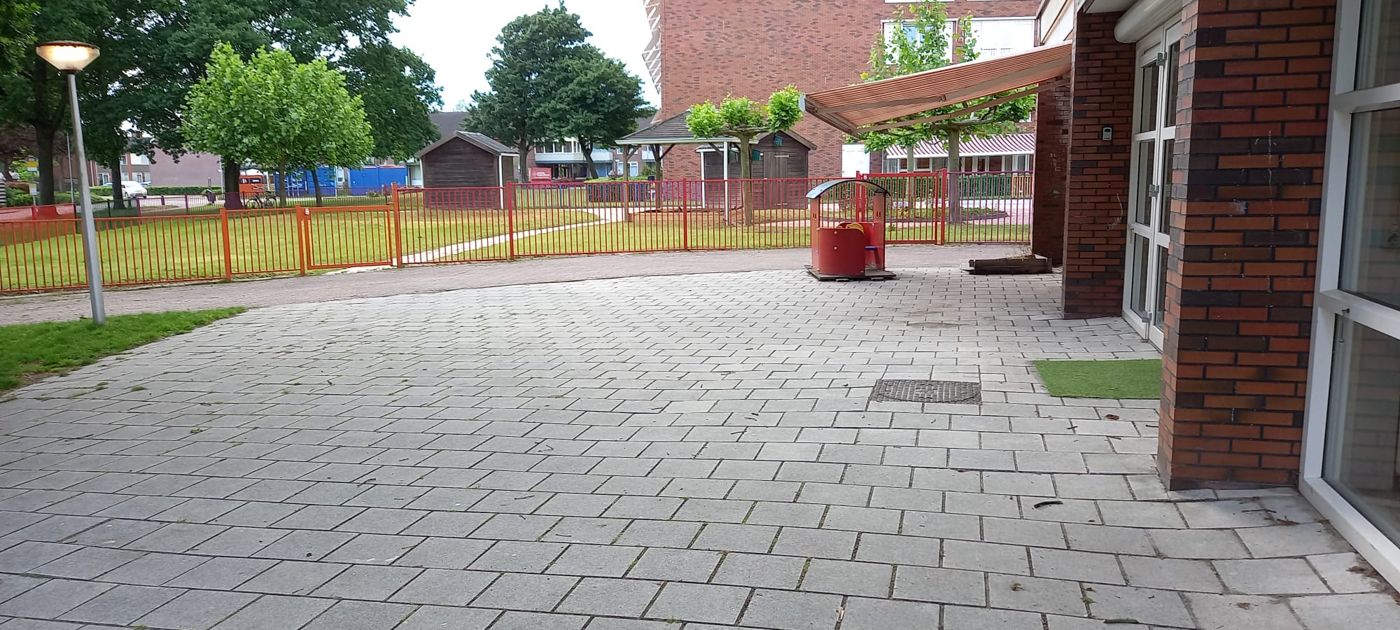 Bestraat buitenterrein bij locatie Breehorn