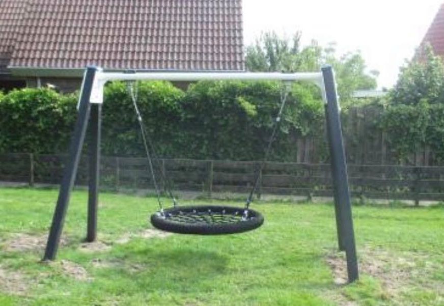 Nestschommel op het schoolplein van CBS 't Haimstee