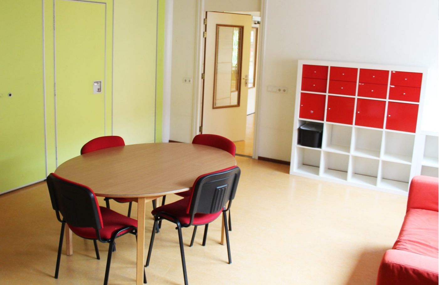 Ruimte met ronde tafel en opbergkasten op locatie Skager Rak