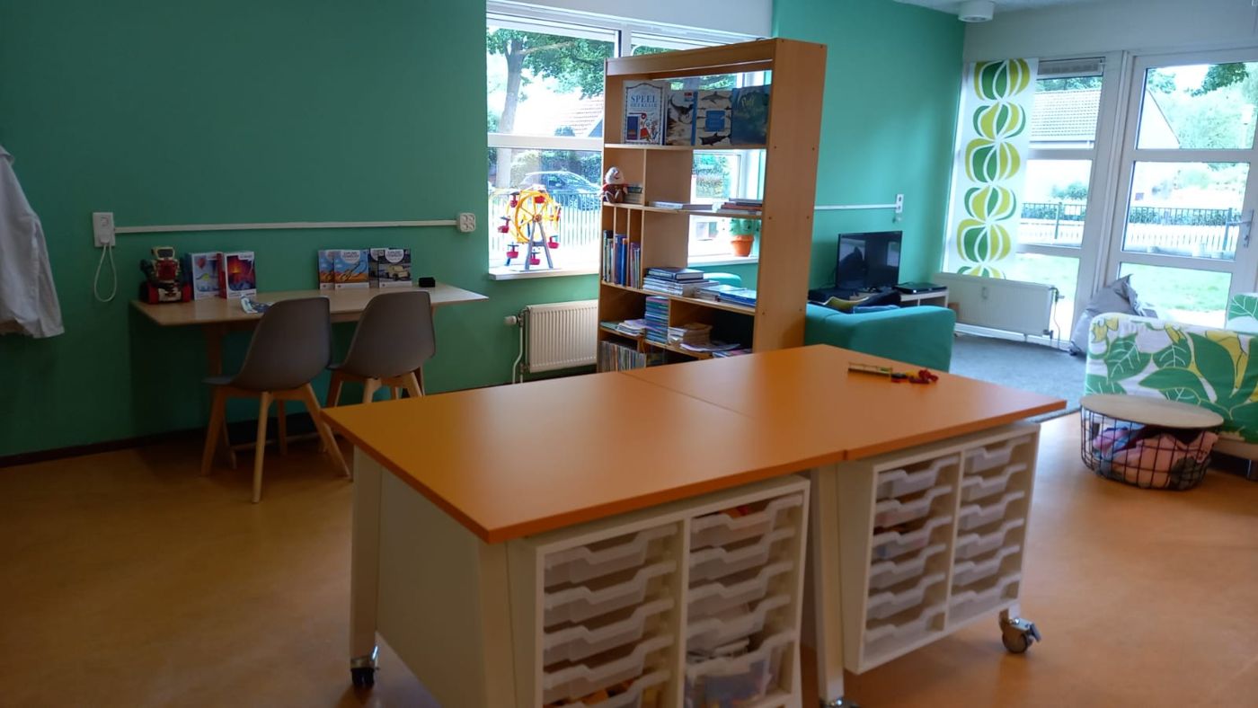 Knutseltafel in een lichte groepsruimte op locatie Breehorn