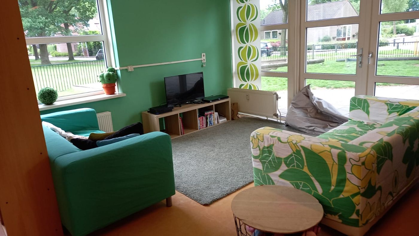 Zithoek met groene bank voor BSO-kinderen op locatie Breehorn