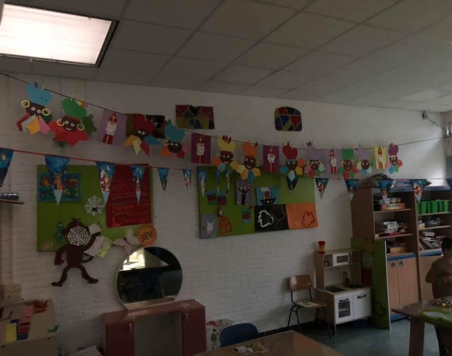 Groepsruimte vol kindertekeningen en slingers op locatie 't Haimstee