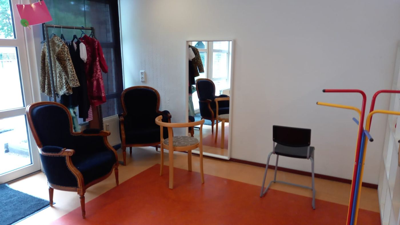 Ontvangstruimte met stoelen op locatie Breehorn